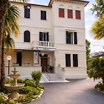 Hotel Pina - Vicino Al Mare Con Giardino E Parcheggio 3*