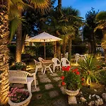 Pina - Vicino Al Mare Con Giardino E Parcheggio Senigallia