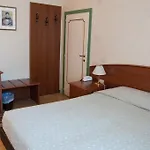 Hotel Pina - Vicino Al Mare Con Giardino E Parcheggio Senigallia