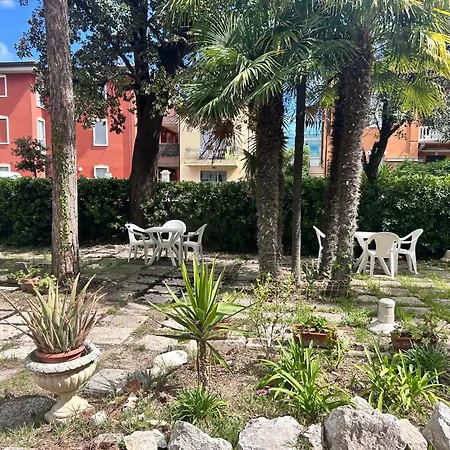 Hotel Pina - Vicino Al Mare Con Giardino E Parcheggio 3*