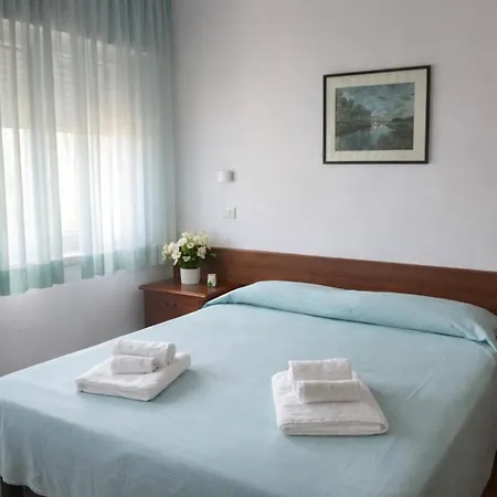 Pina - Vicino Al Mare Con Giardino E Parcheggio Hotel Senigallia