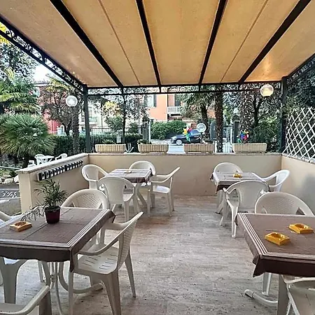 Hotel Pina - Vicino Al Mare Con Giardino E Parcheggio Senigallia
