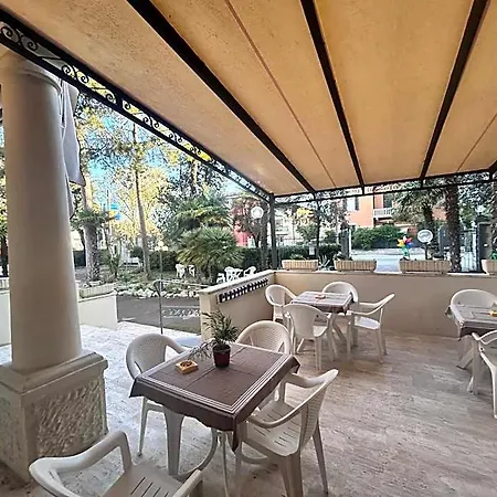 Pina - Vicino Al Mare Con Giardino E Parcheggio Hotel 3*