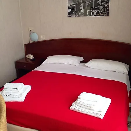 Hotel Pina - Vicino Al Mare Con Giardino E Parcheggio