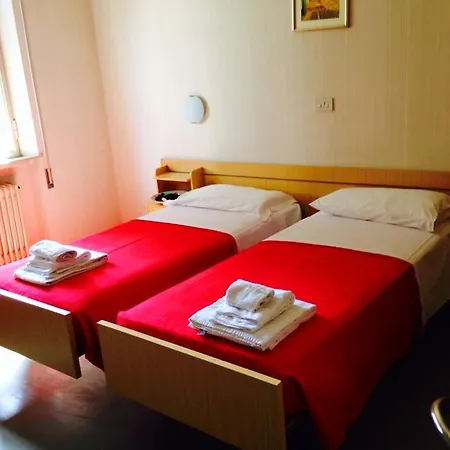 Hotel Pina - Vicino Al Mare Con Giardino E Parcheggio 3*