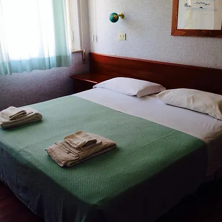 Hotel Pina - Vicino Al Mare Con Giardino E Parcheggio 3*
