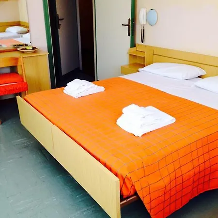 Hotel Pina - Vicino Al Mare Con Giardino E Parcheggio Senigallia